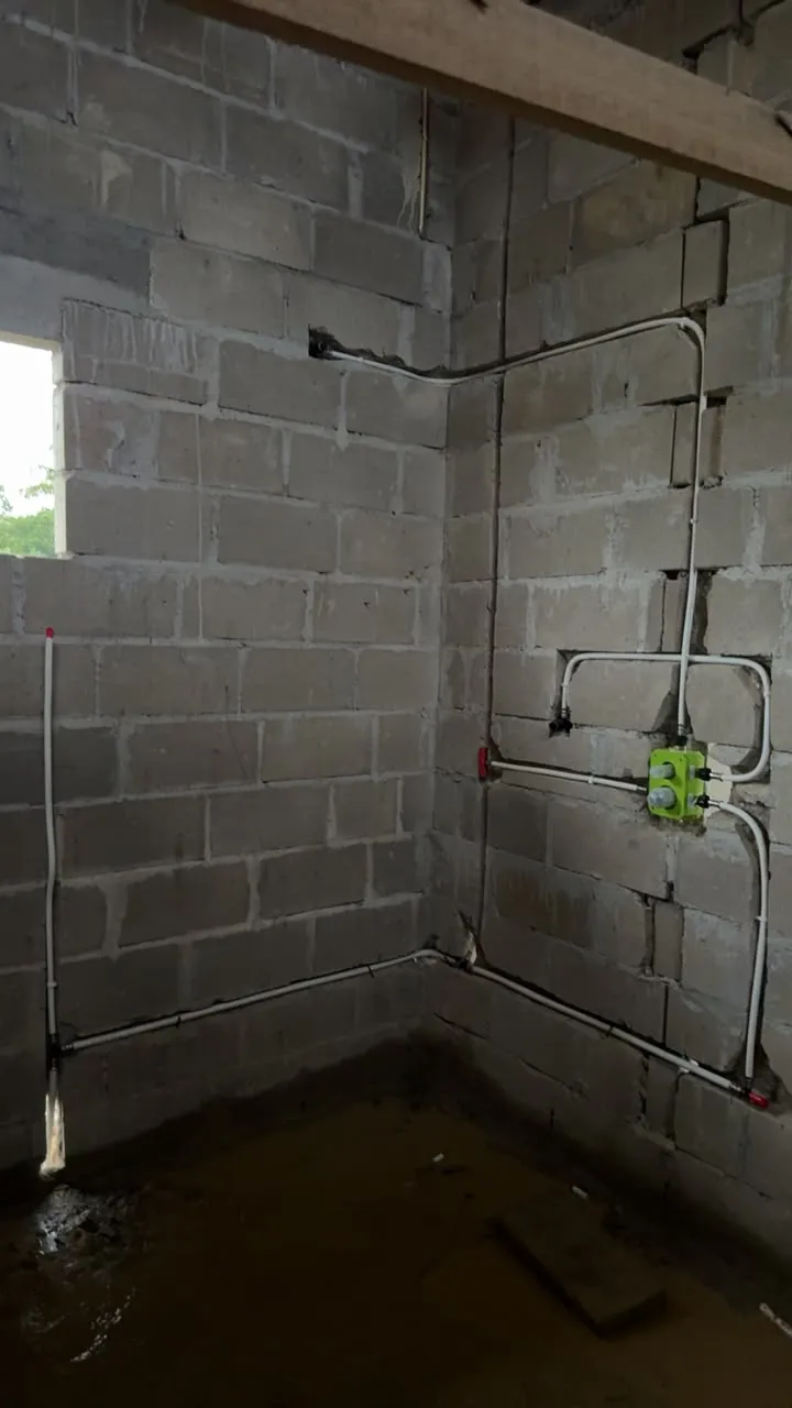 Leidingen strak langs een gemetselde muur in de ruwbouw, aangelegd door CETO