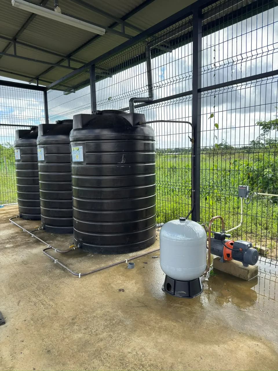 Watertanks met drukvat en hydrofoorpomp, aangelegd door CETO